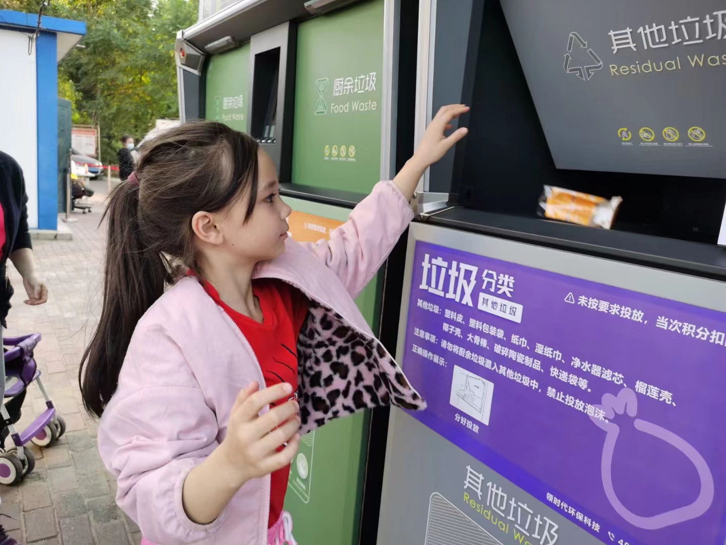 高科技與高顏值并存的智能垃圾分類箱，你身邊有了嗎？